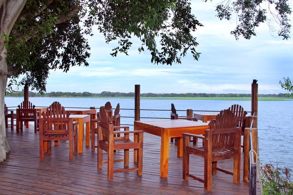 Lake Wind Hotel Tissamaharama Esterno foto