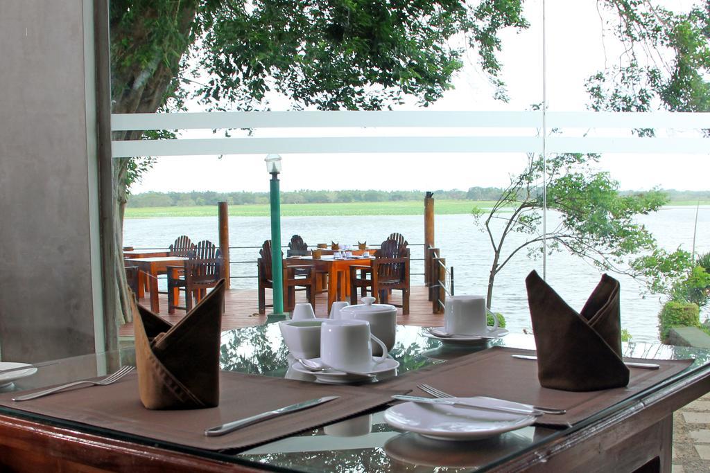 Lake Wind Hotel Tissamaharama Esterno foto