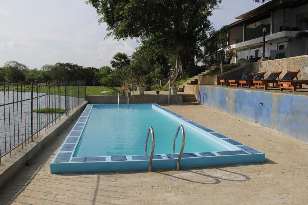 Lake Wind Hotel Tissamaharama Esterno foto