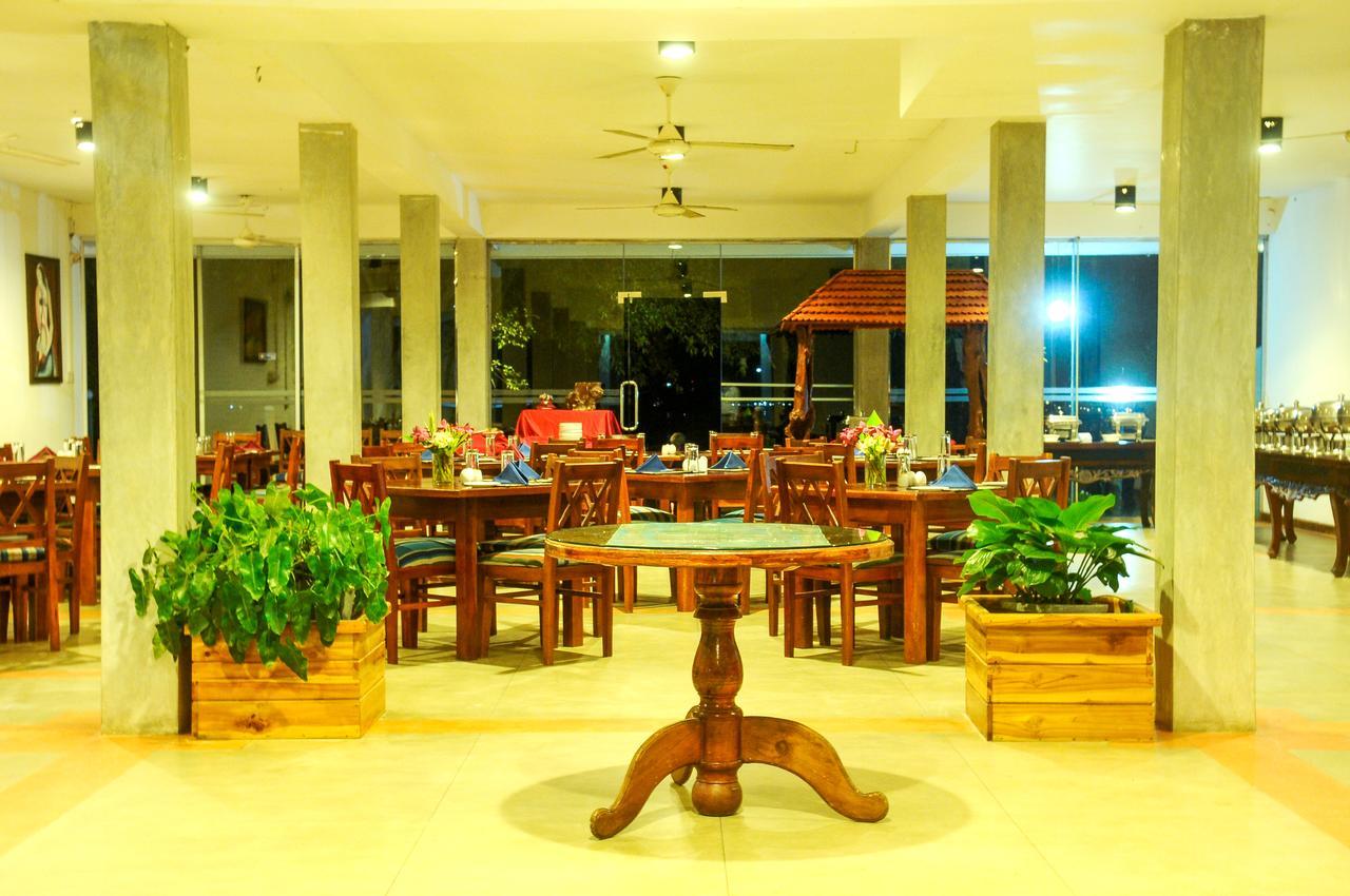 Lake Wind Hotel Tissamaharama Esterno foto