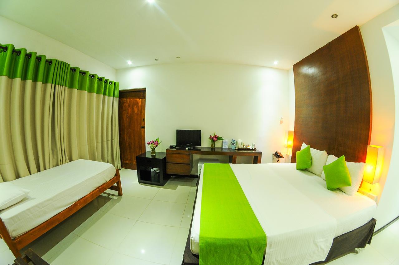 Lake Wind Hotel Tissamaharama Esterno foto