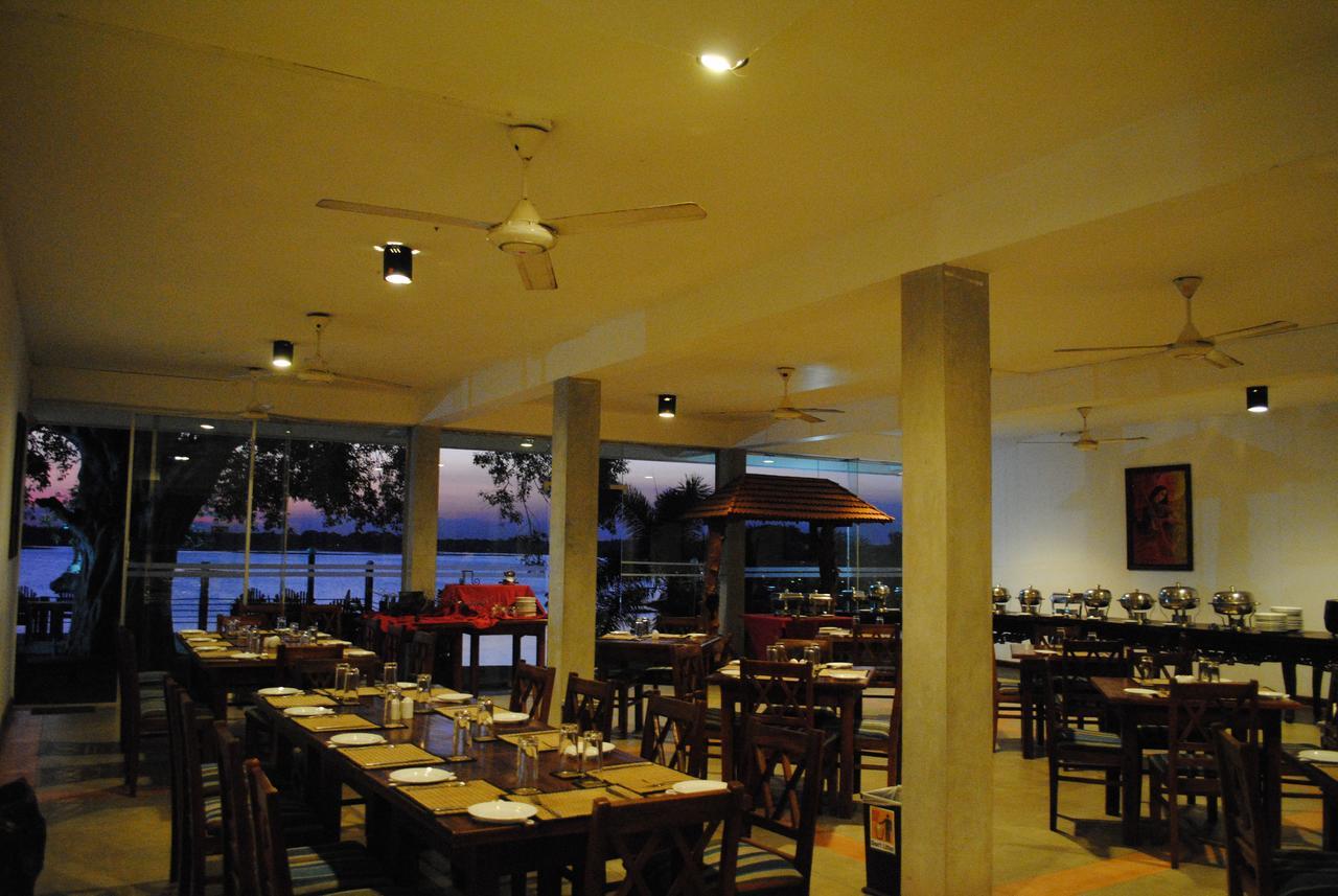 Lake Wind Hotel Tissamaharama Esterno foto