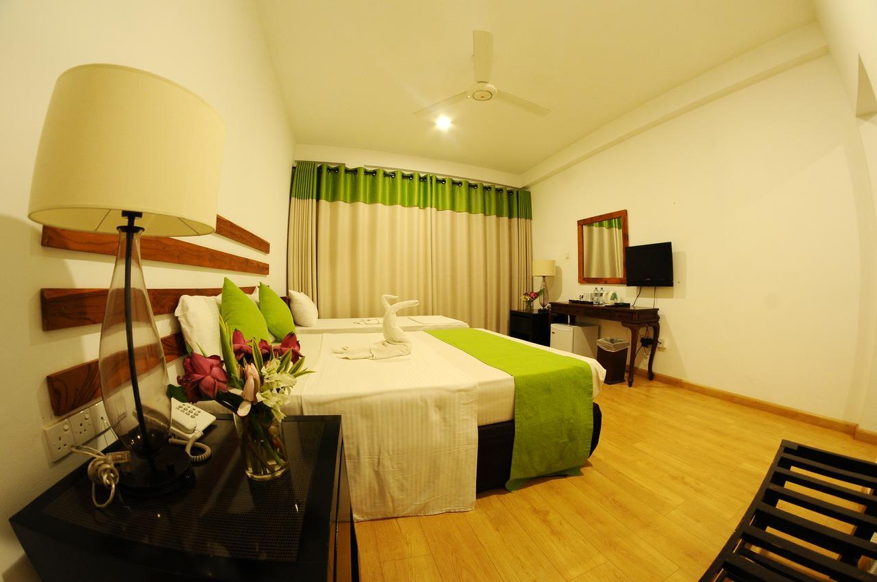 Lake Wind Hotel Tissamaharama Esterno foto