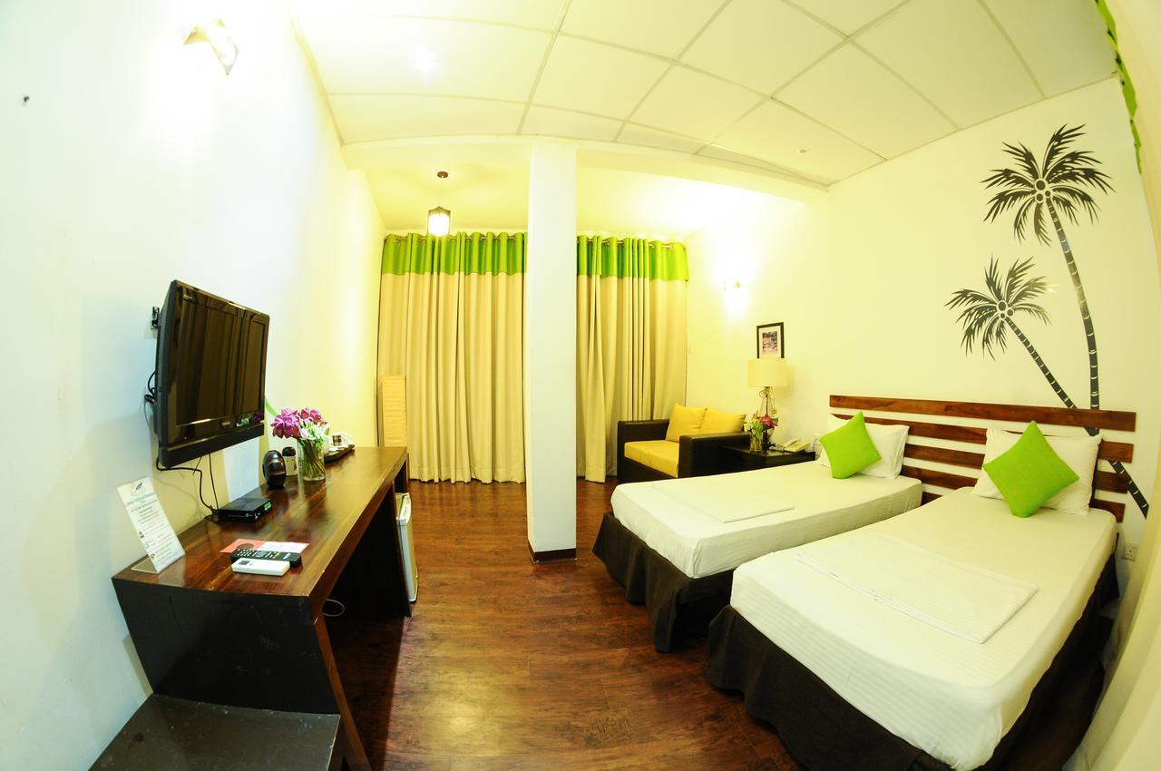 Lake Wind Hotel Tissamaharama Esterno foto