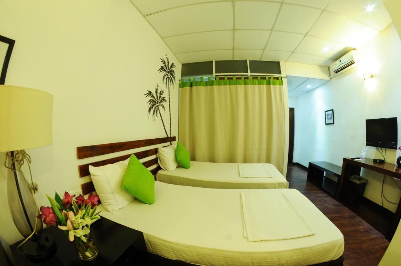 Lake Wind Hotel Tissamaharama Esterno foto