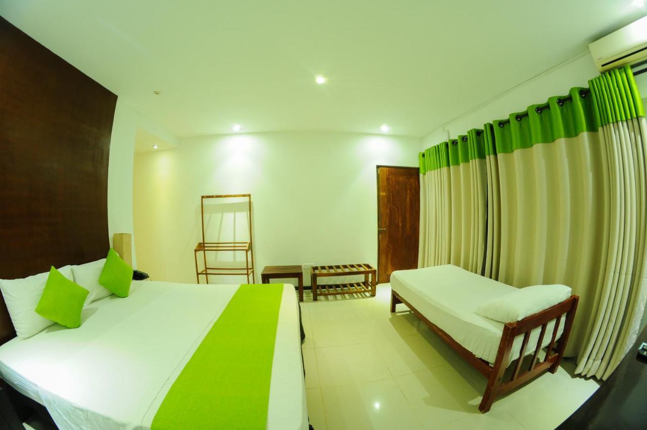 Lake Wind Hotel Tissamaharama Esterno foto