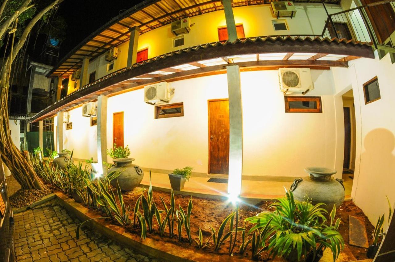 Lake Wind Hotel Tissamaharama Esterno foto