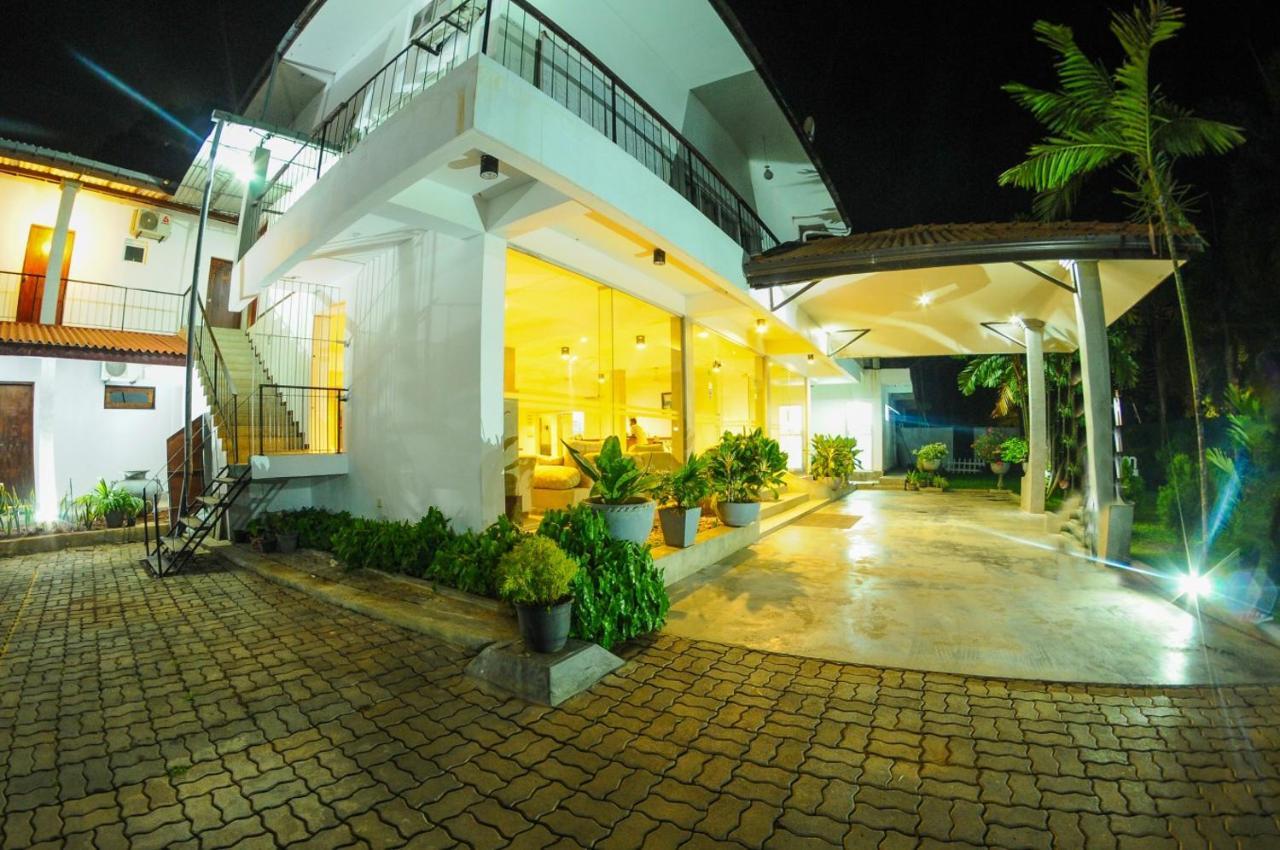 Lake Wind Hotel Tissamaharama Esterno foto