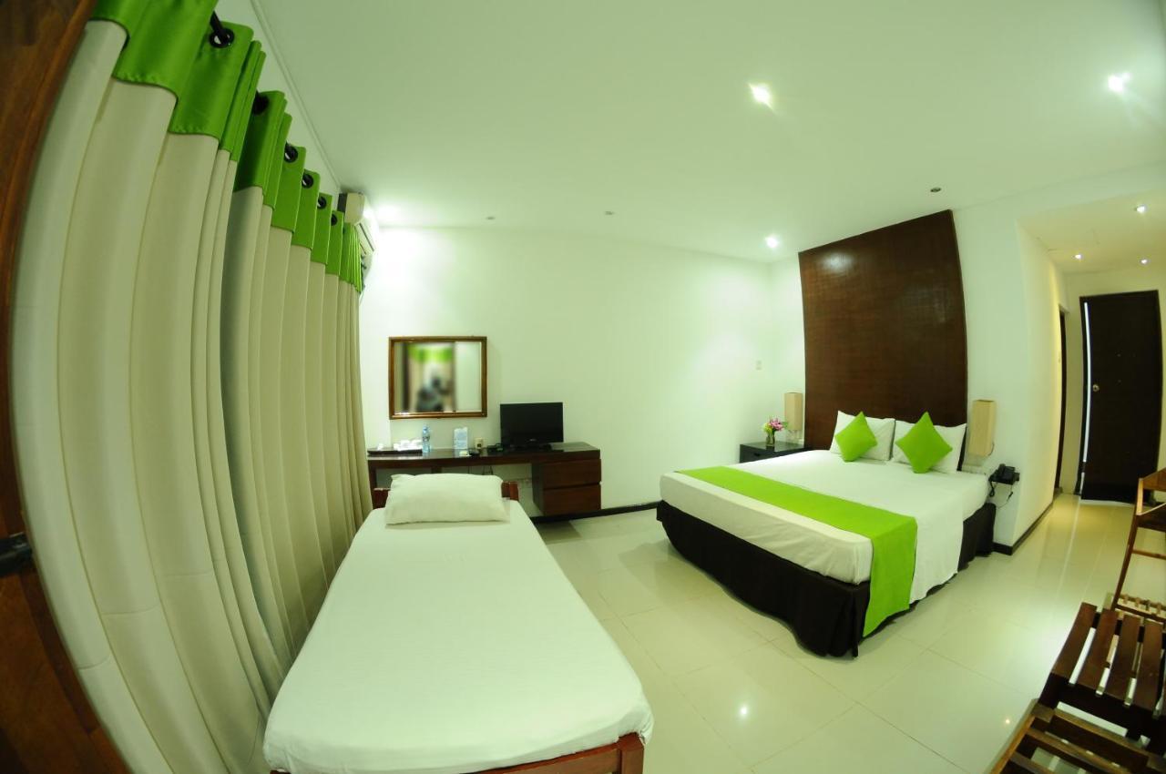 Lake Wind Hotel Tissamaharama Esterno foto