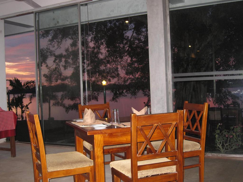 Lake Wind Hotel Tissamaharama Esterno foto